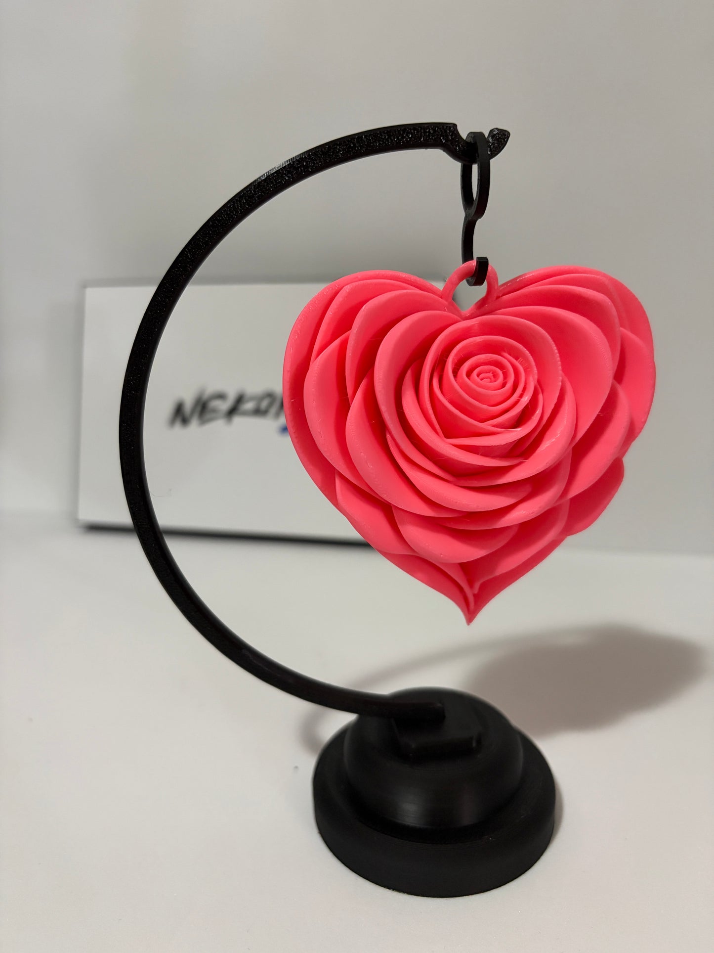 Escultura de Rosa em Coração Rosa com Suporte