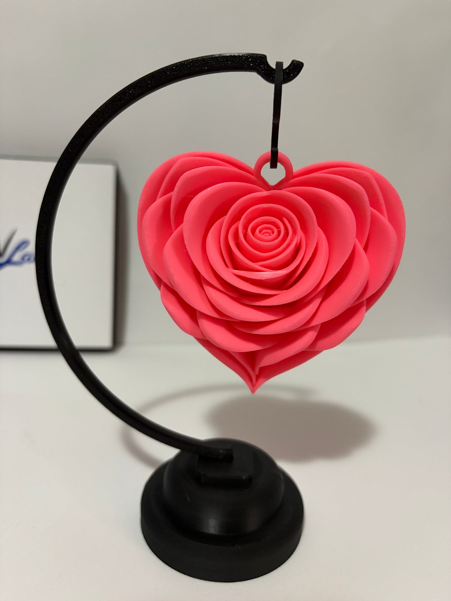 Escultura de Rosa em Coração Rosa com Suporte