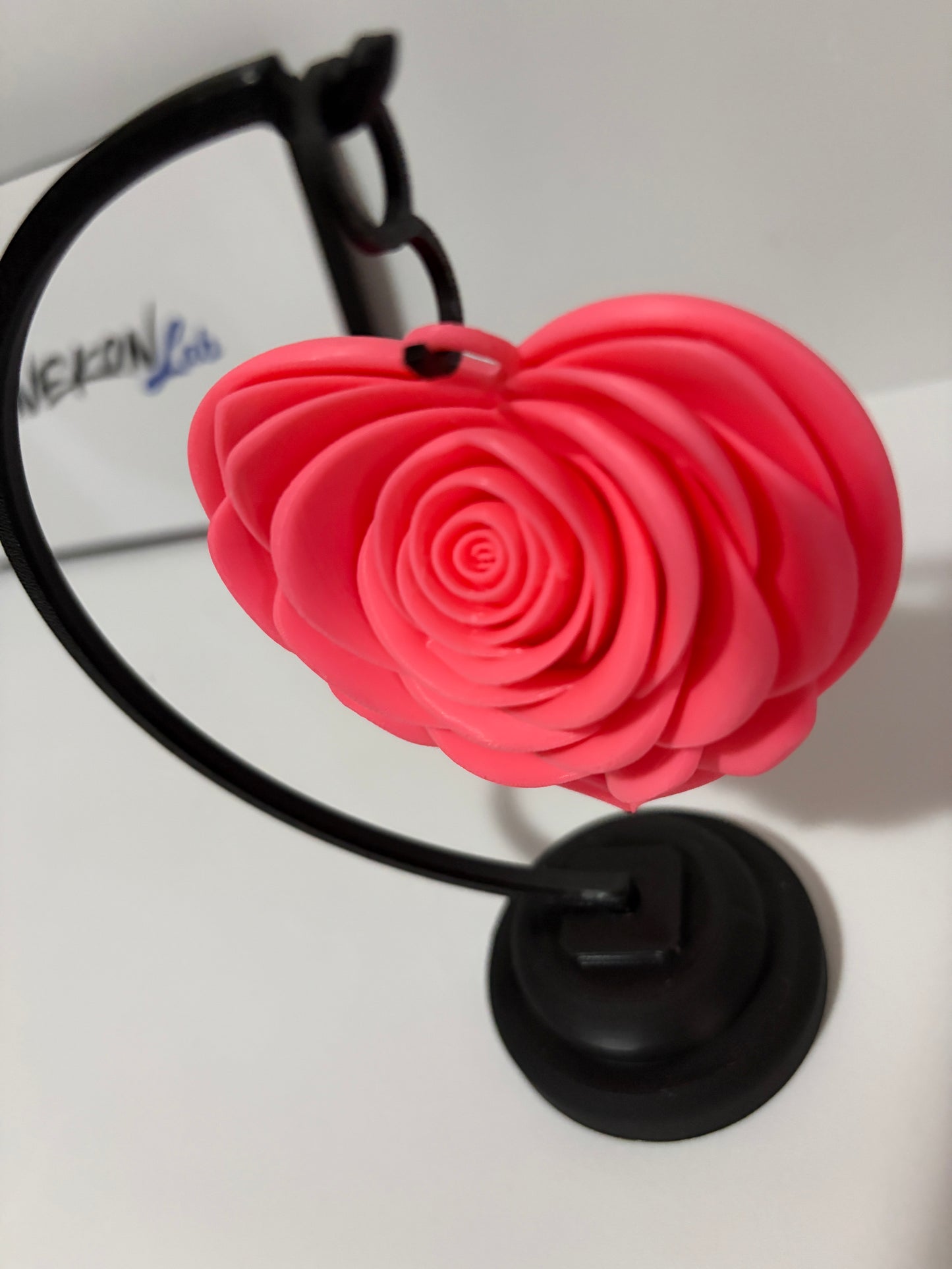 Escultura de Rosa em Coração Rosa com Suporte