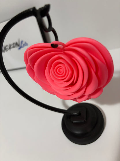 Escultura de Rosa em Coração Rosa com Suporte